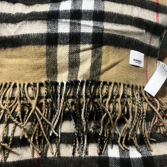 NWOT Burberry Check Oversized giant wide scarf - Picture 4 of 4